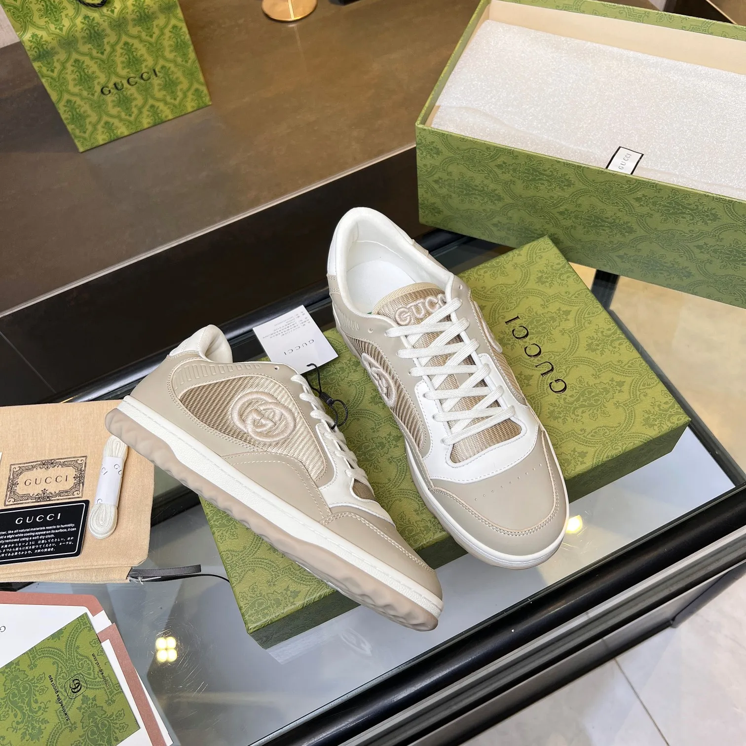 👟👟Ex-factory price 520👟👟 Top version, full styling effect, instant sales of the common practice of soft treading in the market, 💣💣💣Gucci2023 early spring Gucci G home latest hot style MAC80 sports shoes couple style casual retro distressed dirty shoes small dirty shoes small white shoes🌸🌸🌸 original purchase and development Production Gucci MAC80 new hot-selling series. The exquisite and compact interlocking double G logo romantically interprets the aesthetic concept of this series. Made of off-white leather, ▪️Material: original customized imported first-layer cowhide ▪️Inner lining: original customized imported breathable mesh ▪️Outsole: original molded two-color TPU outsole ▪️Sole thickness: 3CM ▪️Size: women's 35-40 / men's 39-45
